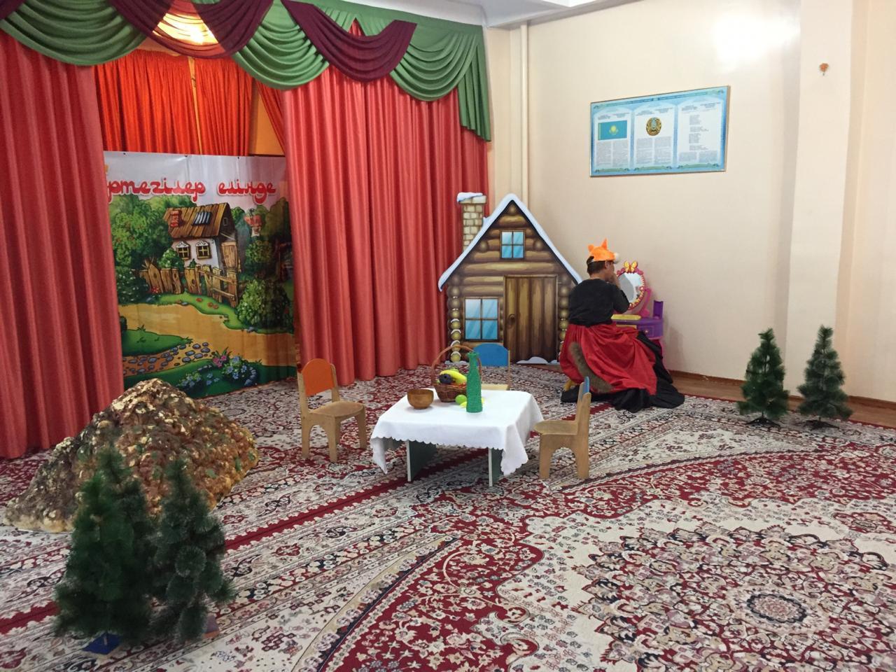 Тәрбиешілердің қатысуымен қойылатын сахналық көріністер